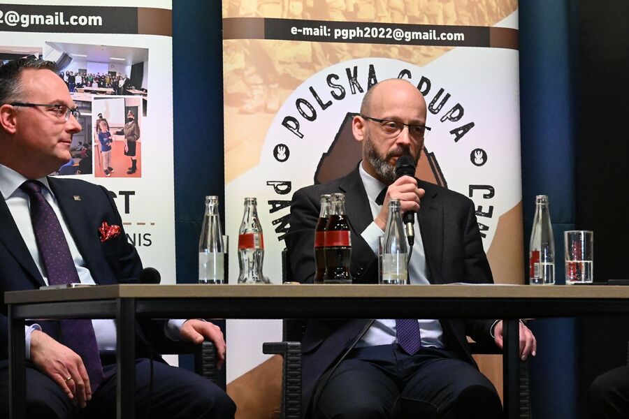 Przedstawiciele IPN u Polaków mieszkających w Belgii. Fot. Marcin Łatacz (IPN)