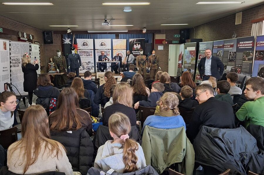 Przedstawiciele IPN u Polaków mieszkających w Belgii. Fot. Marcin Łatacz (IPN)