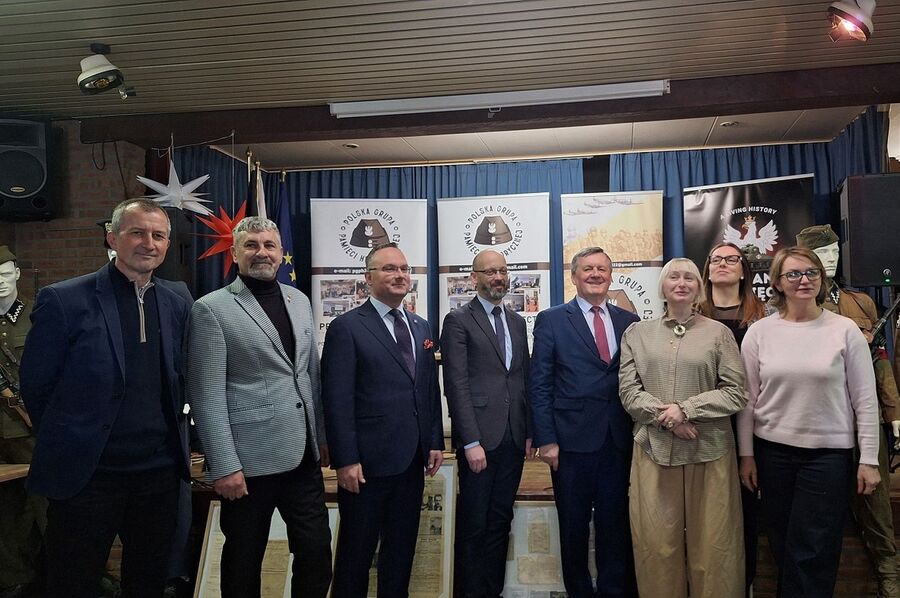 Przedstawiciele IPN u Polaków mieszkających w Belgii. Fot. Marcin Łatacz (IPN)