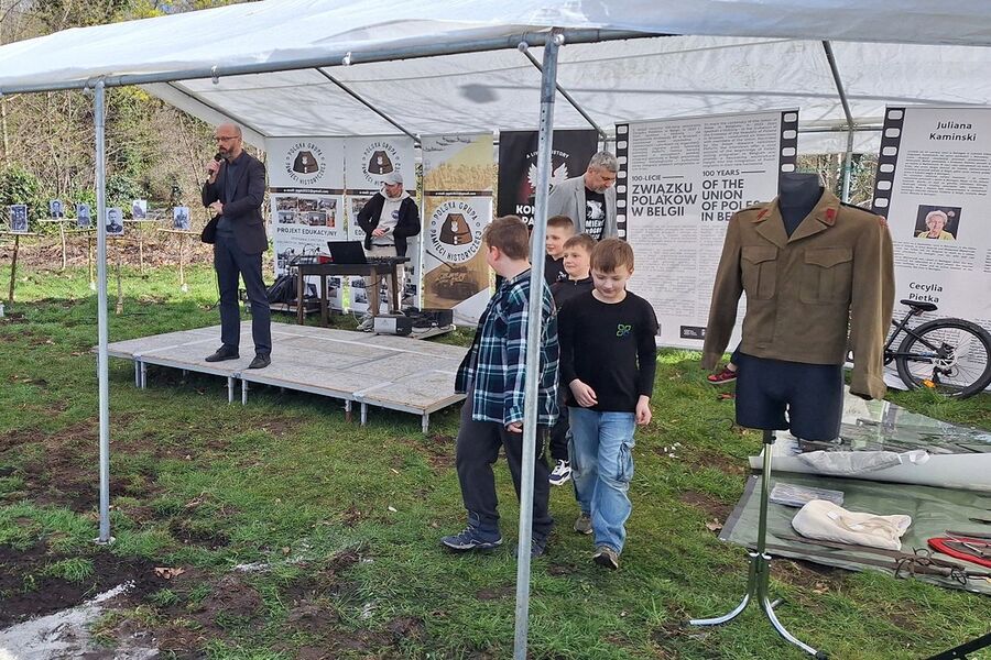 Przedstawiciele IPN u Polaków mieszkających w Belgii. Fot. Marcin Łatacz (IPN)