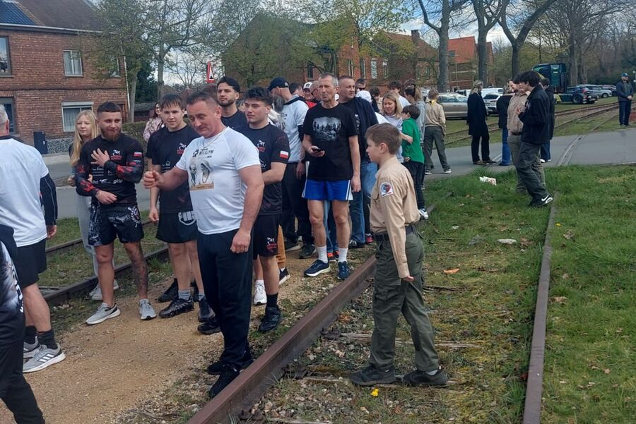 Przedstawiciele IPN u Polaków mieszkających w Belgii. Fot. Marcin Łatacz (IPN)