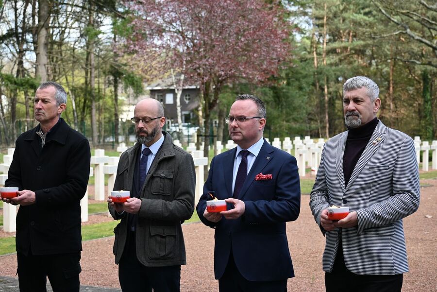 Przedstawiciele IPN u Polaków mieszkających w Belgii. Fot. Marcin Łatacz (IPN)