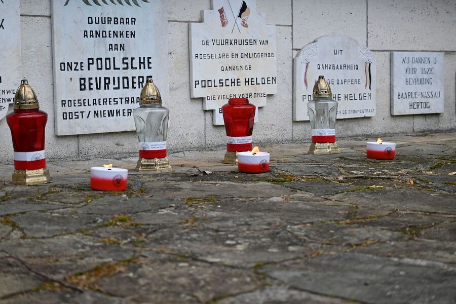 Przedstawiciele IPN u Polaków mieszkających w Belgii. Fot. Marcin Łatacz (IPN)