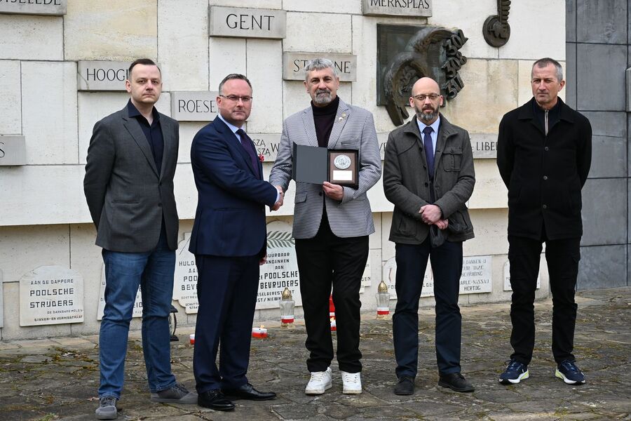 Przedstawiciele IPN u Polaków mieszkających w Belgii. Fot. Marcin Łatacz (IPN)