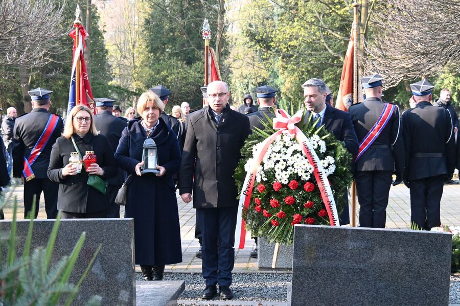 16. rocznica katastrofy smoleńskiej. Kwiaty na grobie Janusza Kurtyki w Krakowie. Fot. Janusz Ślęzak (IPN)
