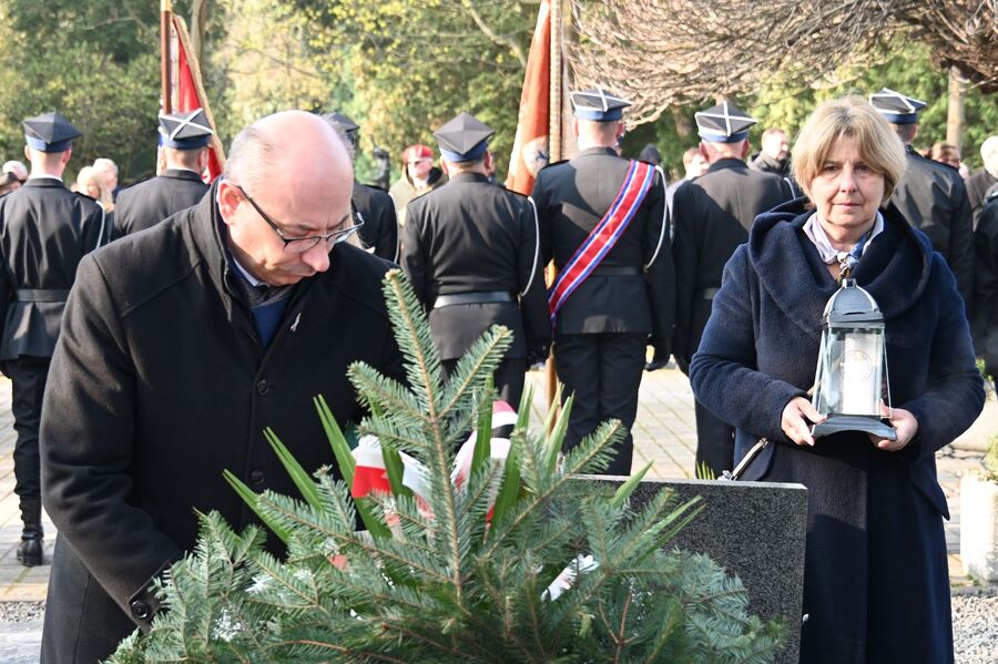 16. rocznica katastrofy smoleńskiej. Kwiaty na grobie Janusza Kurtyki w Krakowie. Fot. Janusz Ślęzak (IPN)