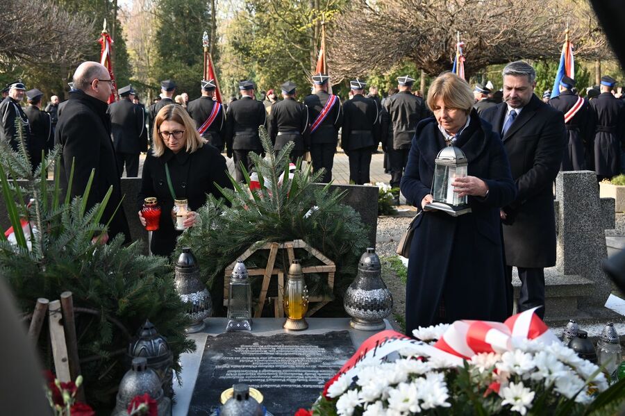 16. rocznica katastrofy smoleńskiej. Kwiaty na grobie Janusza Kurtyki w Krakowie. Fot. Janusz Ślęzak (IPN)