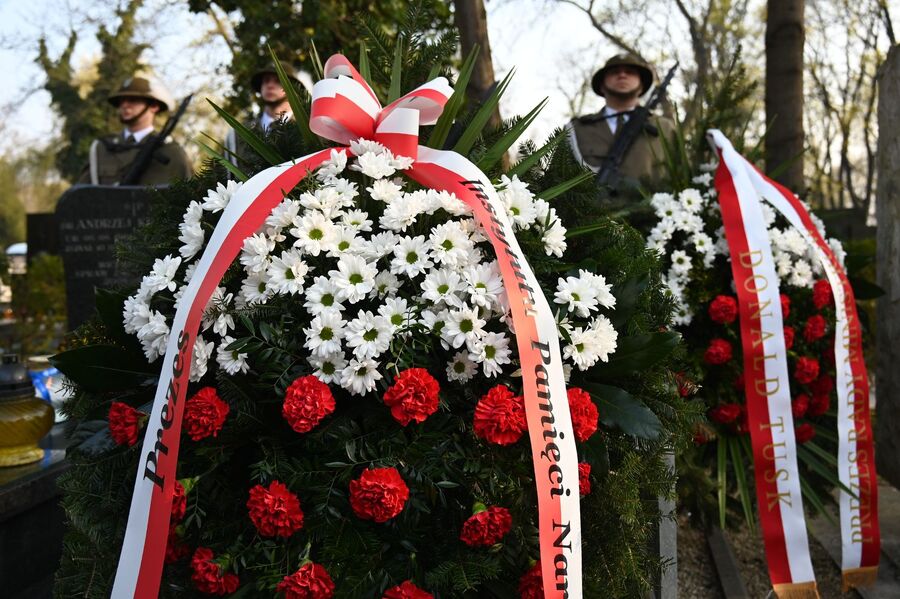 16. rocznica katastrofy smoleńskiej. Kwiaty na grobie Janusza Kurtyki w Krakowie. Fot. Janusz Ślęzak (IPN)