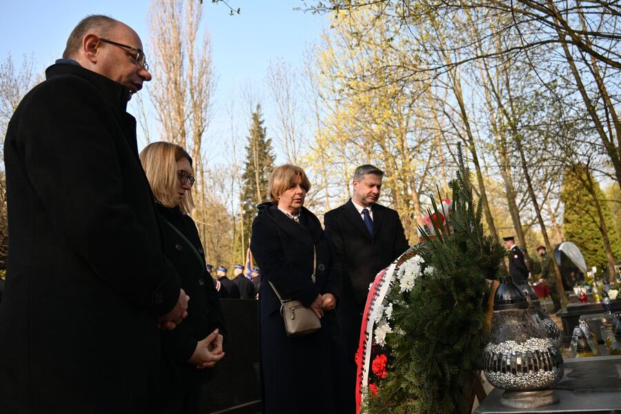 16. rocznica katastrofy smoleńskiej. Kwiaty na grobie Janusza Kurtyki w Krakowie. Fot. Janusz Ślęzak (IPN)