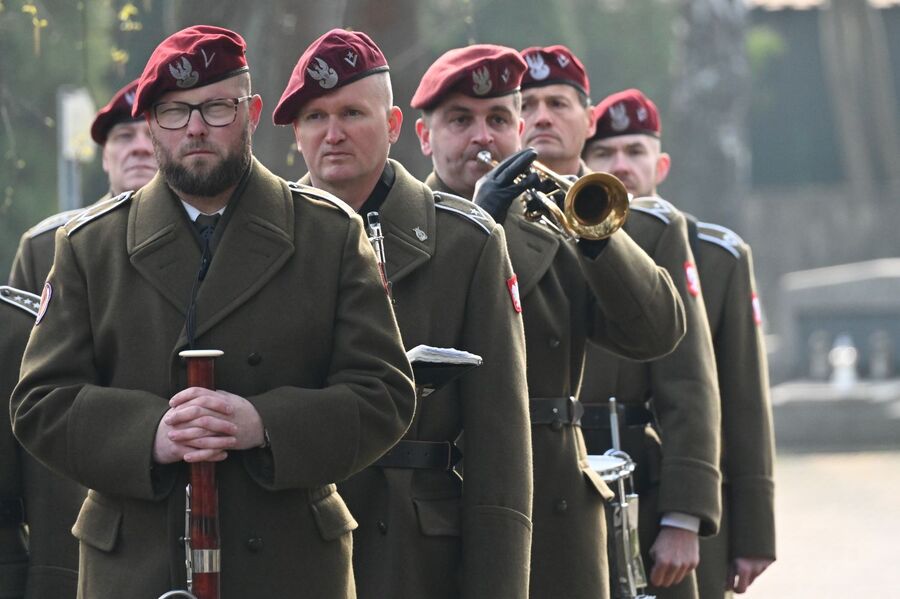 16. rocznica katastrofy smoleńskiej. Kwiaty na grobie Janusza Kurtyki w Krakowie. Fot. Janusz Ślęzak (IPN)