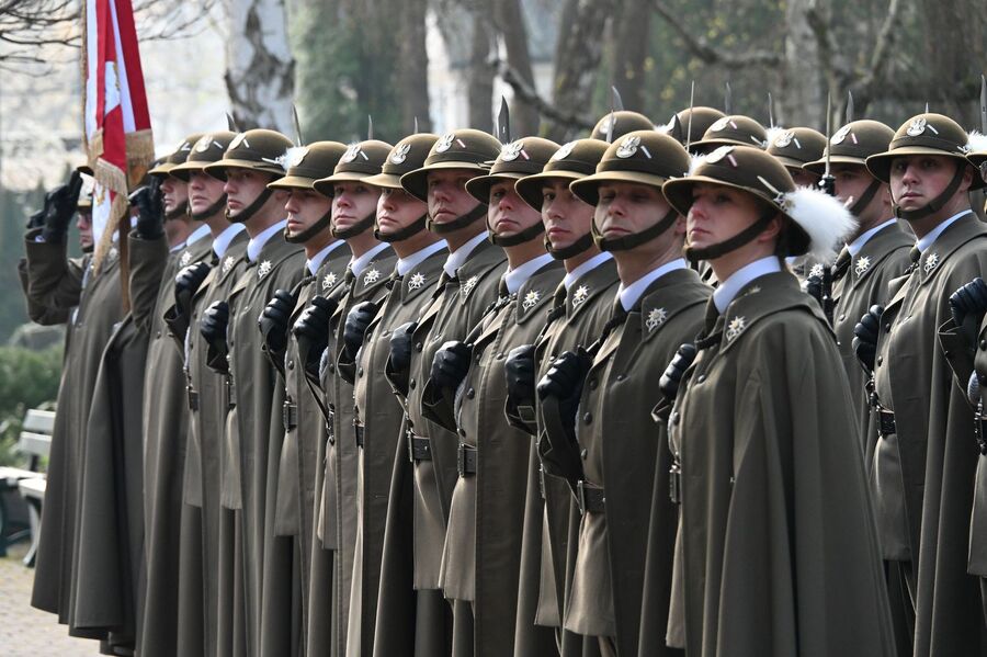 16. rocznica katastrofy smoleńskiej. Kwiaty na grobie Janusza Kurtyki w Krakowie. Fot. Janusz Ślęzak (IPN)