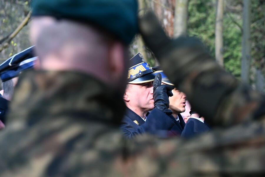 16. rocznica katastrofy smoleńskiej. Kwiaty na grobie Janusza Kurtyki w Krakowie. Fot. Janusz Ślęzak (IPN)