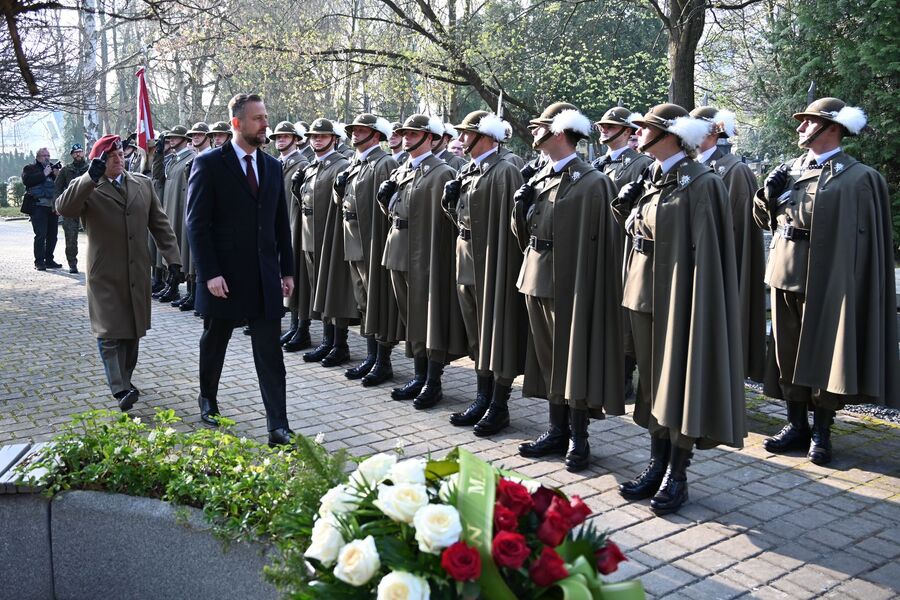 16. rocznica katastrofy smoleńskiej. Kwiaty na grobie Janusza Kurtyki w Krakowie. Fot. Janusz Ślęzak (IPN)