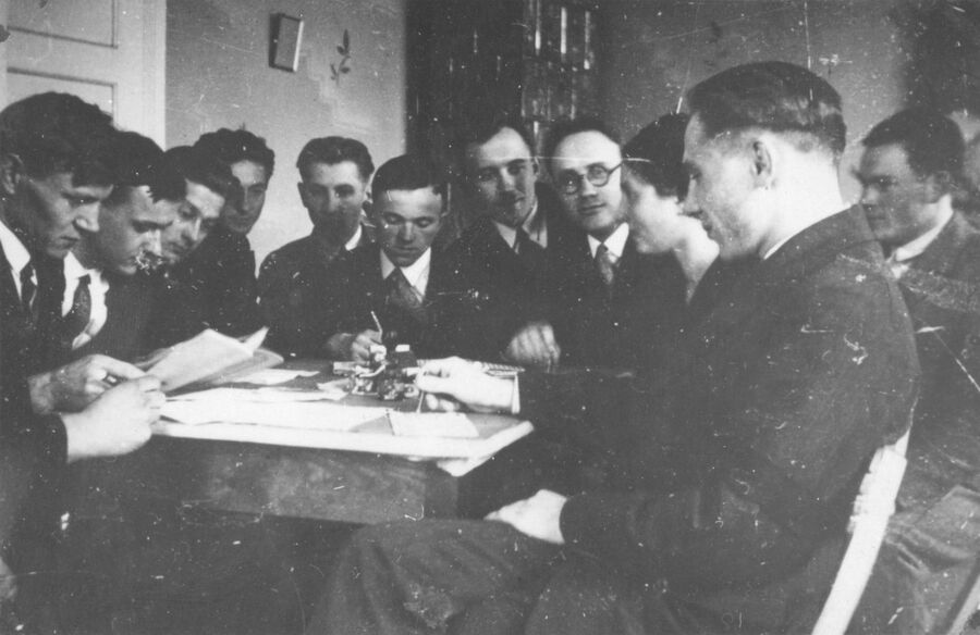 Narcyz Wiatr (na pierwszym planie po prawej stronie) podczas obrad komitetu redakcyjnego czasopisma „Znicz” w latach 30. XX wieku