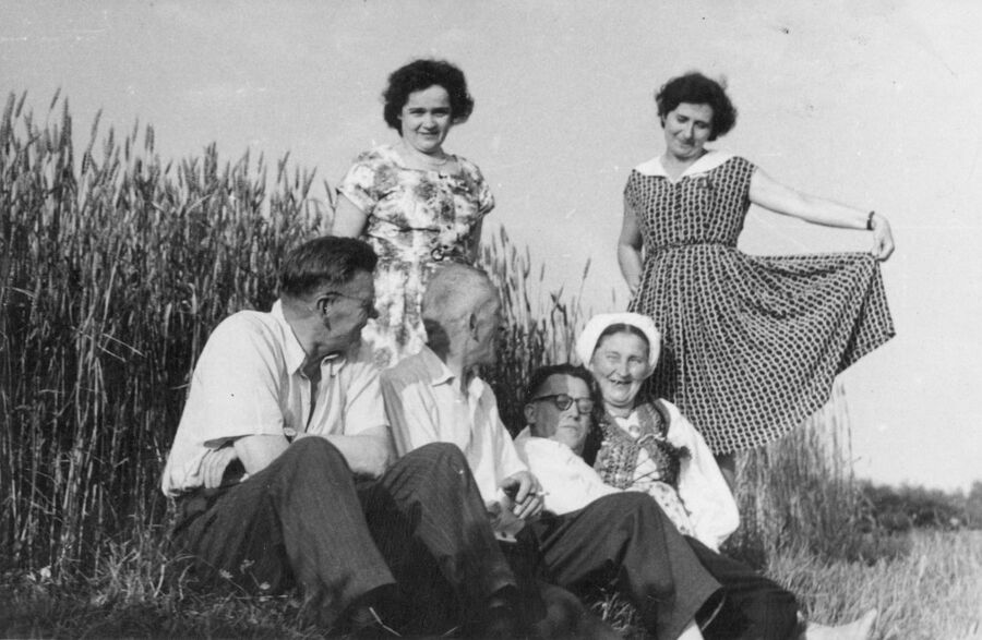 Barbara Andrusikiewicz-Matusowa ps. „Kwiatkowska” (pierwsza od prawej) podczas uroczystości weselnych Jana Witaszka i Katarzyny Gajoch. Kraków-Pleszów, 1958