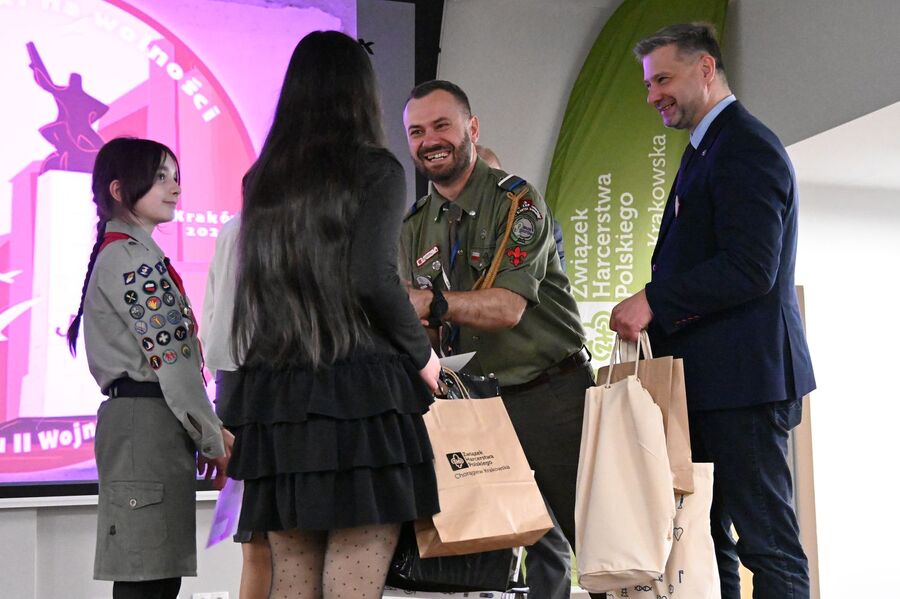 Wręczyliśmy nagrody laureatom konkursu harcerskiego. Fot. Janusz Ślęzak (IPN)