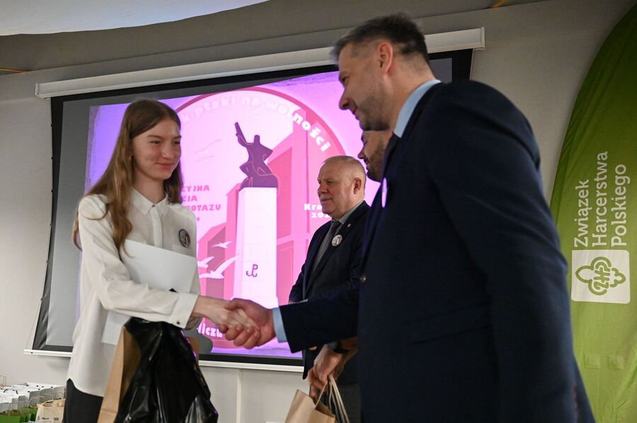 Wręczyliśmy nagrody laureatom konkursu harcerskiego. Fot. Janusz Ślęzak (IPN)