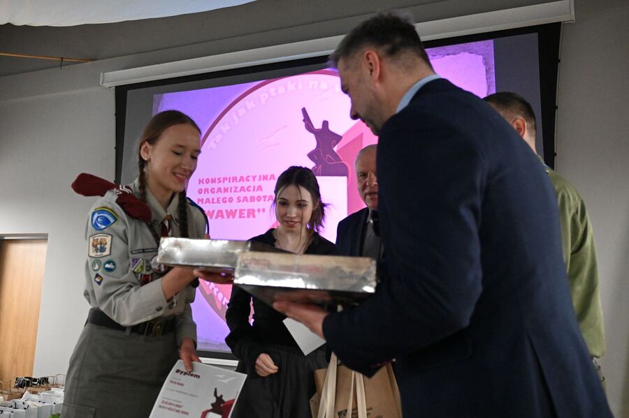 Wręczyliśmy nagrody laureatom konkursu harcerskiego. Fot. Janusz Ślęzak (IPN)