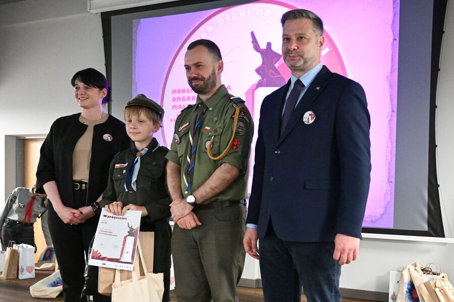 Wręczyliśmy nagrody laureatom konkursu harcerskiego. Fot. Janusz Ślęzak (IPN)