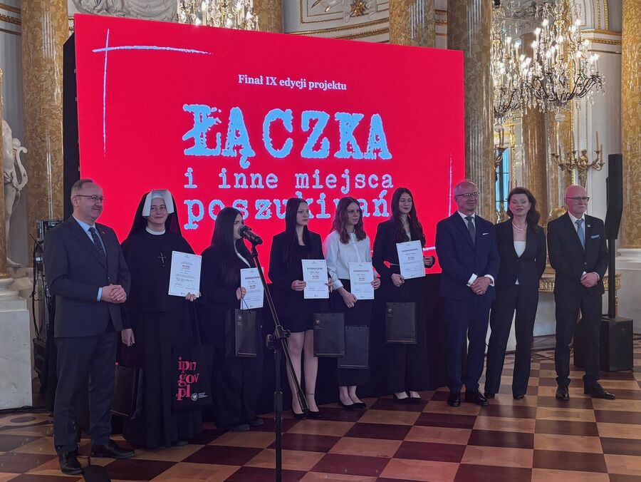 Laureatki konkursu „Łączka i inne miejsca poszukiwań”. Fot. Katarzyna Osowska-Wołos (IPN)