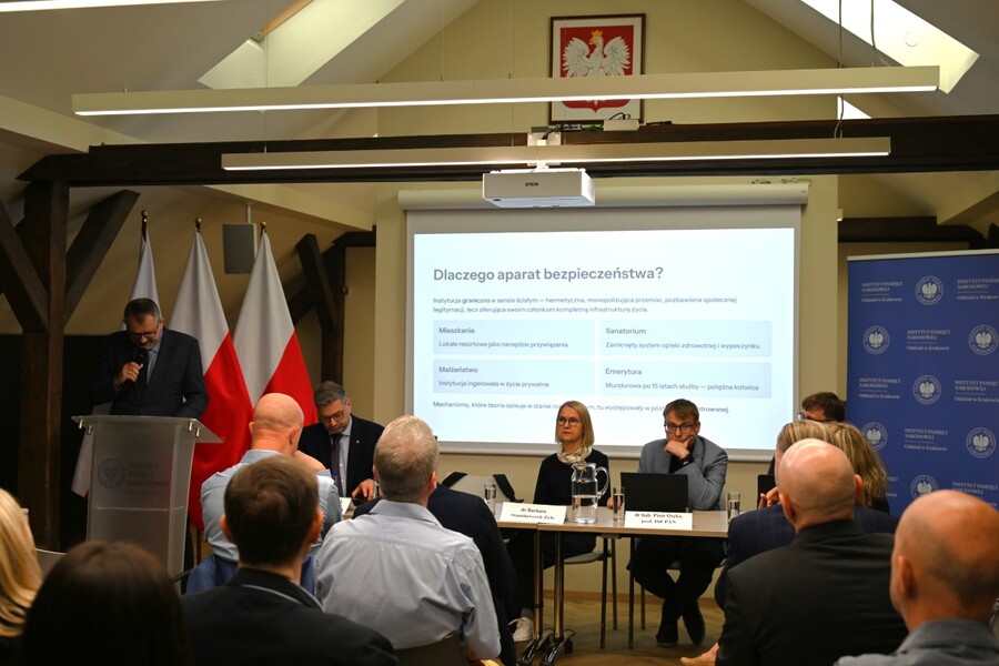 Konferencja naukowa „Poza regulaminem, poza służbą, poza prawem. Codzienność, praktyki nieformalne i życie pozazawodowe funkcjonariuszy SB w latach 1956-1990”. Fot. Żaneta Wierzgacz (IPN)