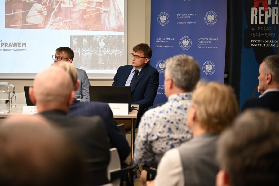 Konferencja naukowa „Poza regulaminem, poza służbą, poza prawem. Codzienność, praktyki nieformalne i życie pozazawodowe funkcjonariuszy SB w latach 1956-1990”. Fot. Żaneta Wierzgacz (IPN)