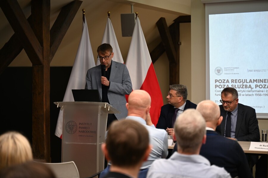 Konferencja naukowa „Poza regulaminem, poza służbą, poza prawem. Codzienność, praktyki nieformalne i życie pozazawodowe funkcjonariuszy SB w latach 1956-1990”. Fot. Żaneta Wierzgacz (IPN)