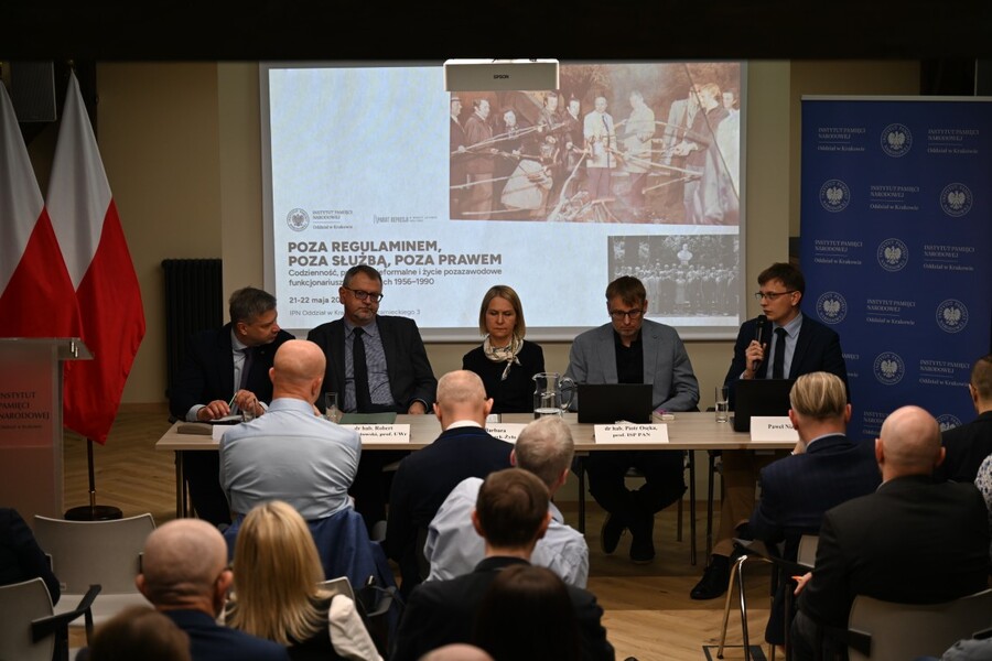 Konferencja naukowa „Poza regulaminem, poza służbą, poza prawem. Codzienność, praktyki nieformalne i życie pozazawodowe funkcjonariuszy SB w latach 1956-1990”. Fot. Żaneta Wierzgacz (IPN)