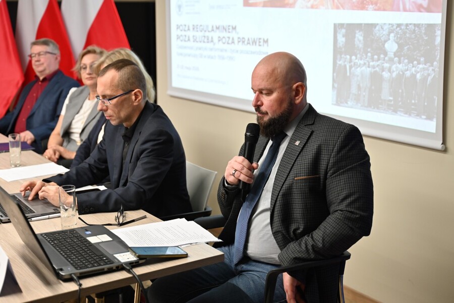 Konferencja naukowa „Poza regulaminem, poza służbą, poza prawem. Codzienność, praktyki nieformalne i życie pozazawodowe funkcjonariuszy SB w latach 1956-1990”. Fot. Żaneta Wierzgacz (IPN)