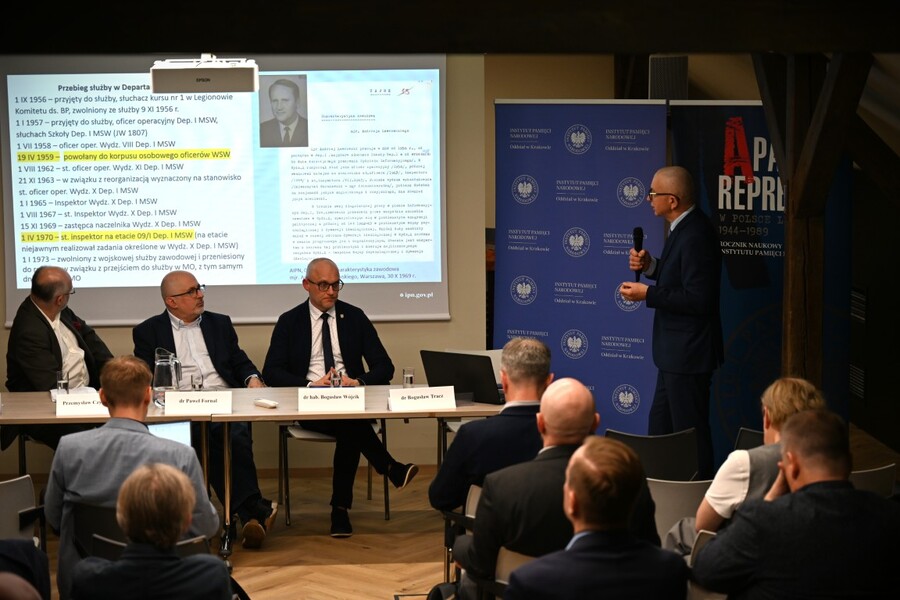 Konferencja naukowa „Poza regulaminem, poza służbą, poza prawem. Codzienność, praktyki nieformalne i życie pozazawodowe funkcjonariuszy SB w latach 1956-1990”. Fot. Żaneta Wierzgacz (IPN)