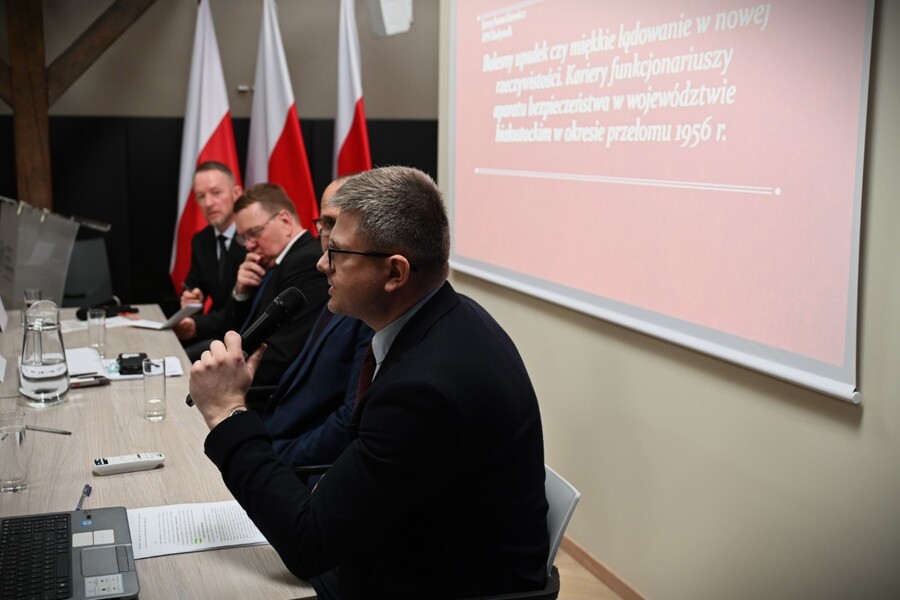 Konferencja naukowa „Poza regulaminem, poza służbą, poza prawem. Codzienność, praktyki nieformalne i życie pozazawodowe funkcjonariuszy SB w latach 1956-1990”. Fot. Żaneta Wierzgacz (IPN)