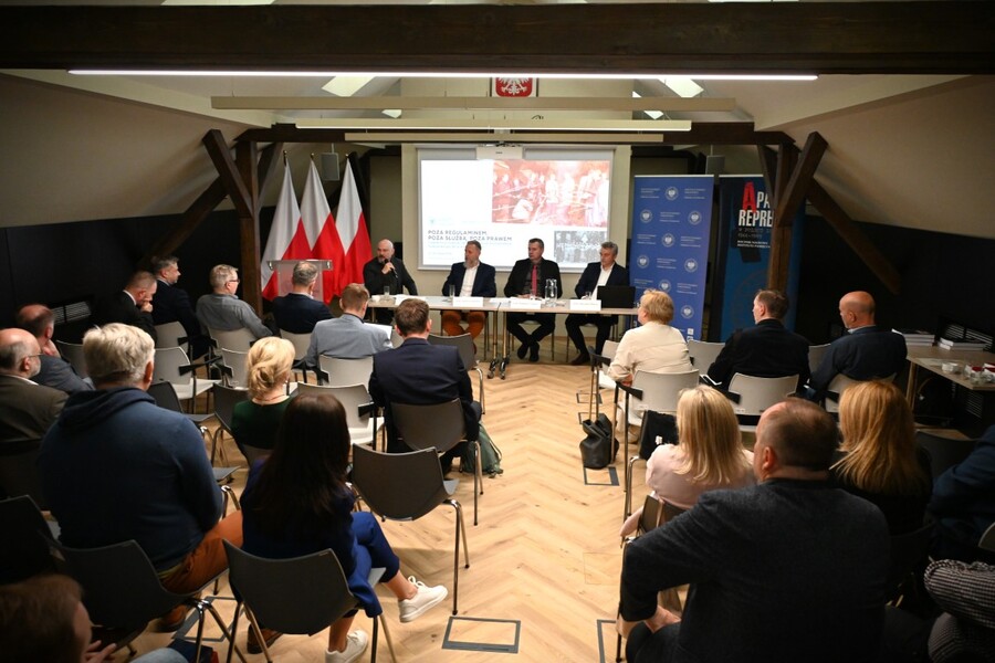 Konferencja naukowa „Poza regulaminem, poza służbą, poza prawem. Codzienność, praktyki nieformalne i życie pozazawodowe funkcjonariuszy SB w latach 1956-1990”. Fot. Żaneta Wierzgacz (IPN)
