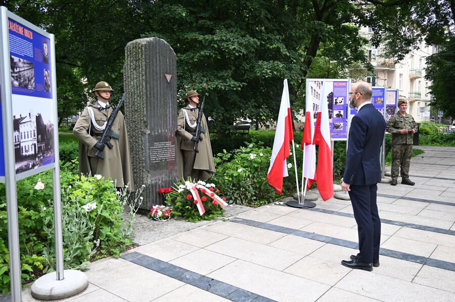 Kraków. Uroczystości w 86. rocznicę pierwszego masowego transportu więźniów do KL Auschwitz. Fot. Janusz Ślęzak (IPN)