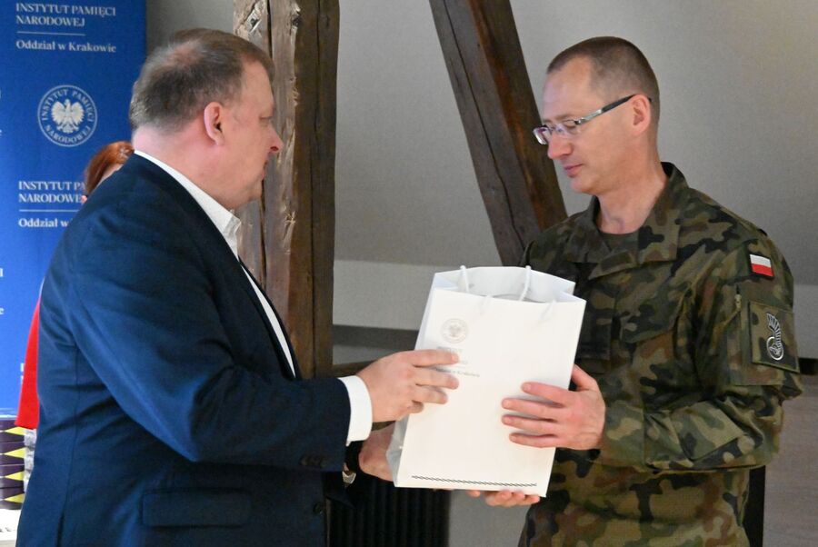 Pancerni kawalerzyści z Żagania z wizytą w krakowskim oddziale IPN. Fot. Janusz Ślęzak (IPN)