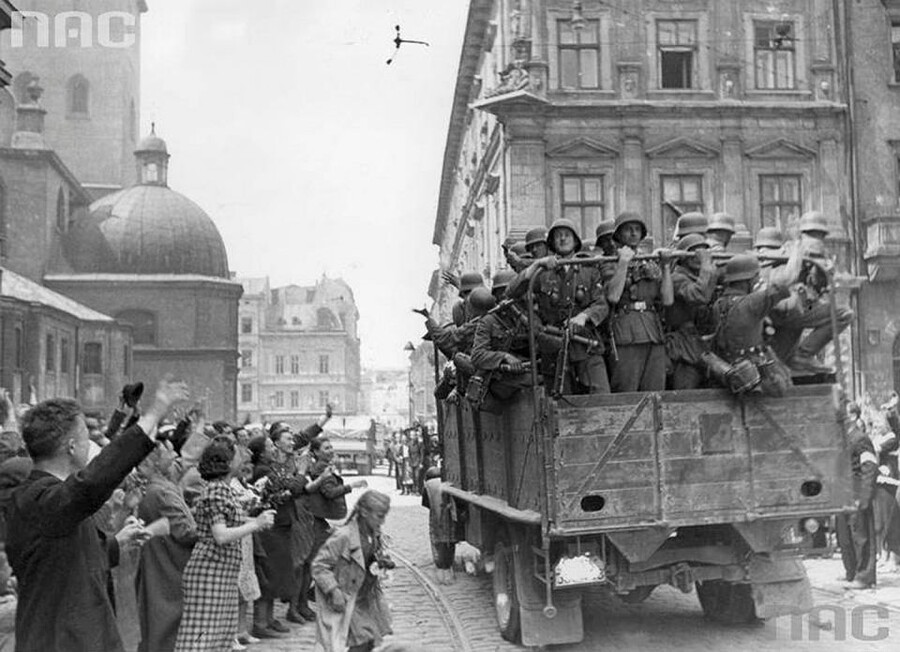 Przywitanie przez mieszkańców Lwowa żołnierzy niemieckich 30 czerwca 1941 r. (Zbiory Narodowego Archiwum Cyfrowego)