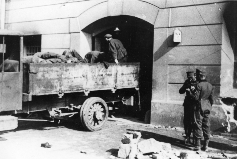 Transport zwłok z więzienia NKWD Obwodu Lwowskiego nr 1 (Brygidki) na miejskie cmentarze. (Zbiory IPN)