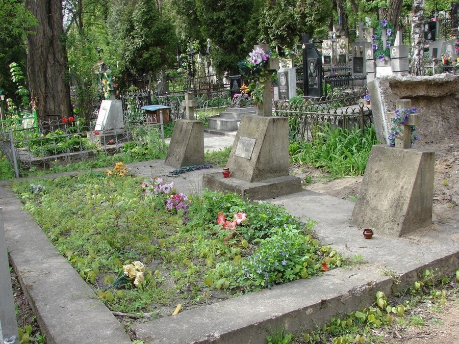 Wybudowane w 1942 r. upamiętnienie na jednym z dwóch zbiorowych grobów ofiar NKWD i NKGB na polu 55 cmentarza Janowskiego we Lwowie. Stan z 2002 r. (Zbiory P. Naleźniaka)