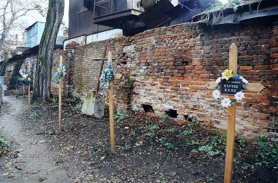Oznaczone i uporządkowane mogiły ofiar NKWD i NKGB na polu 55 cmentarza Janowskiego. Stan z 2002 r., przed budową Memoriału Ofiar Politycznych Represji Moskiewskiego Komunistycznego Reżimu na Ukrainie. (Zbiory P. Naleźniaka)