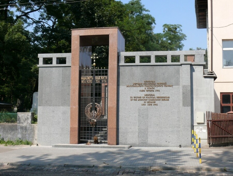 Brama na teren Memoriału Ofiar Politycznych Represji Moskiewskiego Komunistycznego Reżimu na Ukrainie na cmentarzu Janowskim we Lwowie. (Zbiory P. Naleźniaka)