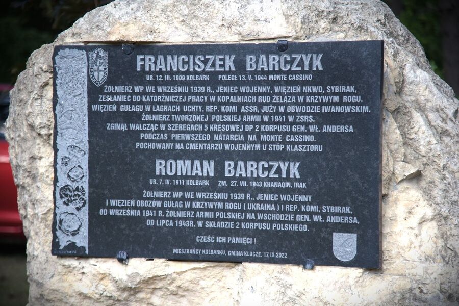 Złożenie kwiatów pod pomnikiem w Kolbarku, upamiętniającym żołnierzy 2 Korpusu Polskiego. Fot. Cezary Pałka (IPN)