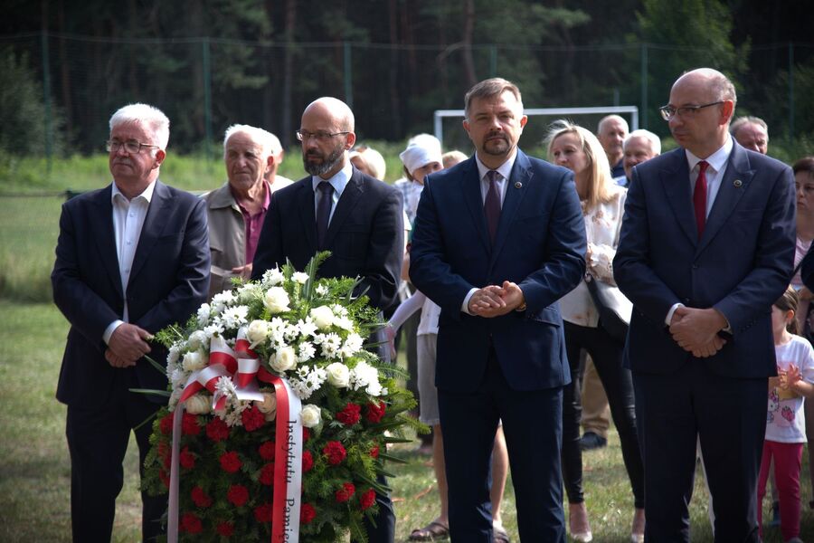 Złożenie kwiatów pod pomnikiem w Kolbarku, upamiętniającym żołnierzy 2 Korpusu Polskiego. Fot. Cezary Pałka (IPN)