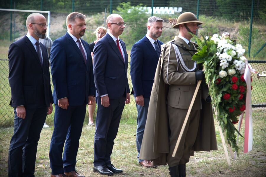 Złożenie kwiatów pod pomnikiem w Kolbarku, upamiętniającym żołnierzy 2 Korpusu Polskiego. Fot. Cezary Pałka (IPN)