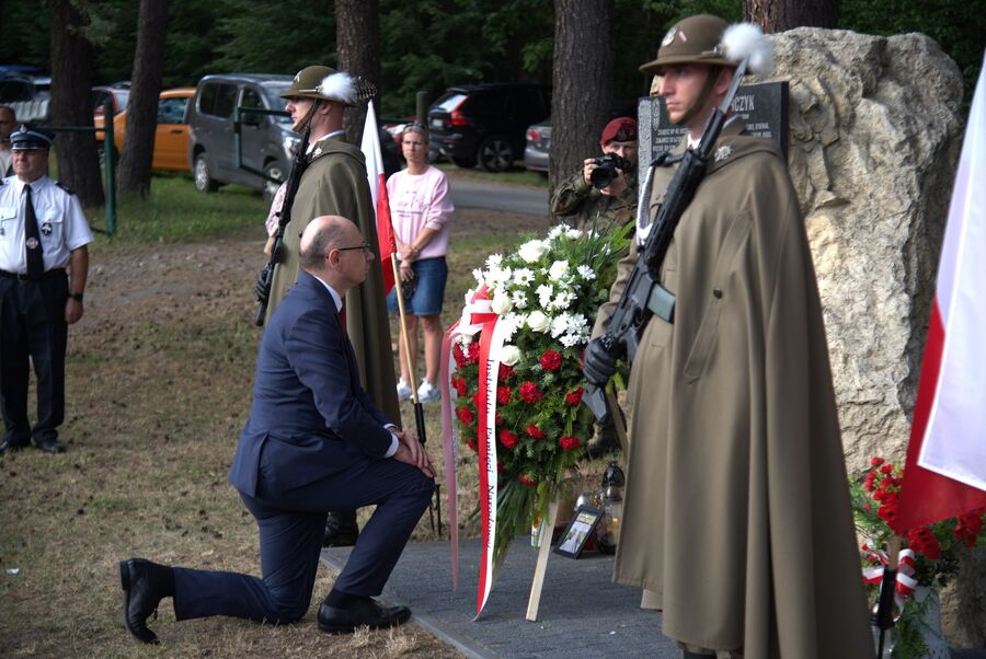 Złożenie kwiatów pod pomnikiem w Kolbarku, upamiętniającym żołnierzy 2 Korpusu Polskiego. Fot. Cezary Pałka (IPN)