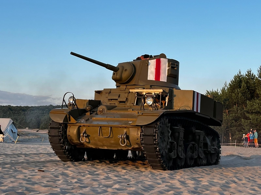 Tobruk 1941. Plenerowe wydarzenie na Pustyni Błędowskiej. Fot. Cezary Pałka (IPN)