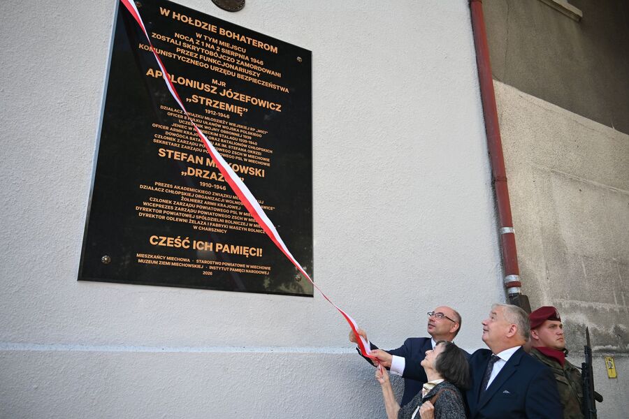 W Miechowie odsłonięto tablicę Apoloniusza Józefowicza i Stefana Miłkowskiego. Fot. Janusz Ślęzak (IPN)