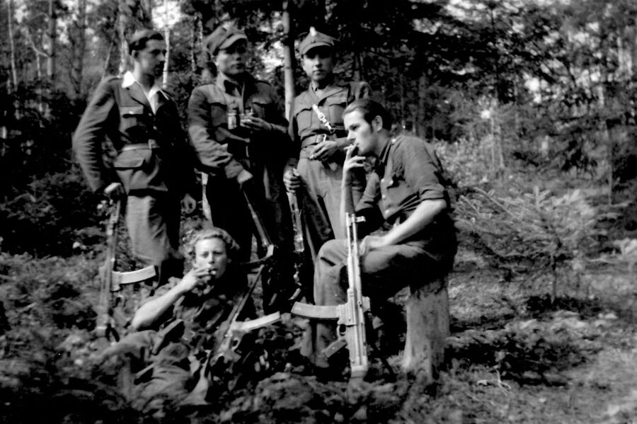 Andrzej Szczypta „Zenit” (drugi od prawej) na spotkaniu z żołnierzami oddziału NSZ „Żandarmeria”, lato 1946 r. Fot. Archiwum IPN