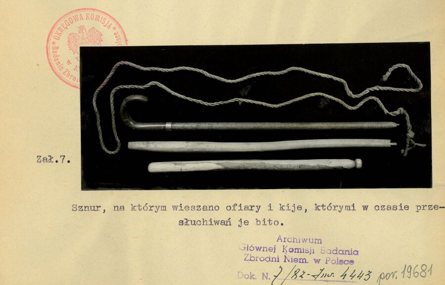 Sznur i kije, które służyły do bicia osób przesłuchiwanych przez Niemców. Fot. Archiwum IPN