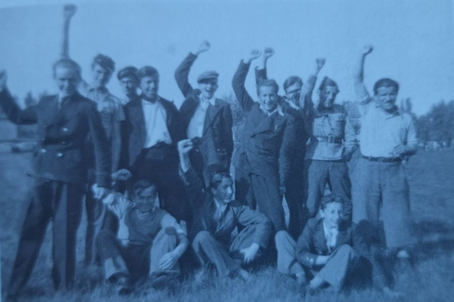 Zdjęcia z wydawnictwa pt. „Skrawek nieba. Kronika Polskiego Gimnazjum i Liceum na Węgrzech (1939-1944)