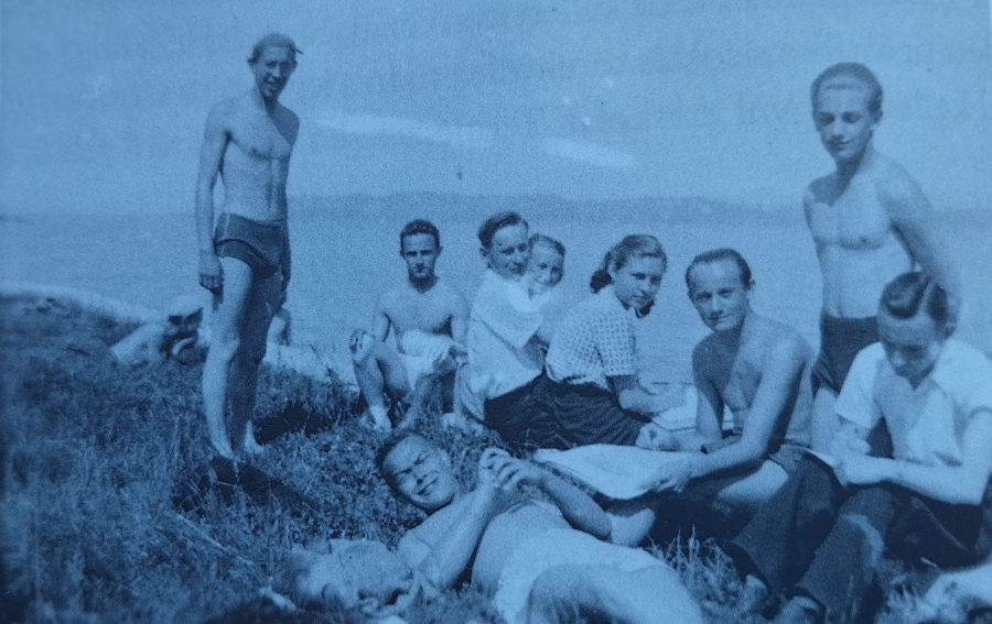 Zdjęcia z wydawnictwa pt. „Skrawek nieba. Kronika Polskiego Gimnazjum i Liceum na Węgrzech (1939-1944)