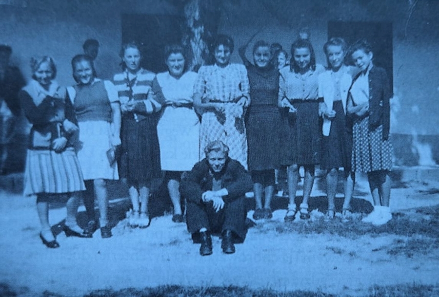 Zdjęcia z wydawnictwa pt. „Skrawek nieba. Kronika Polskiego Gimnazjum i Liceum na Węgrzech (1939-1944)